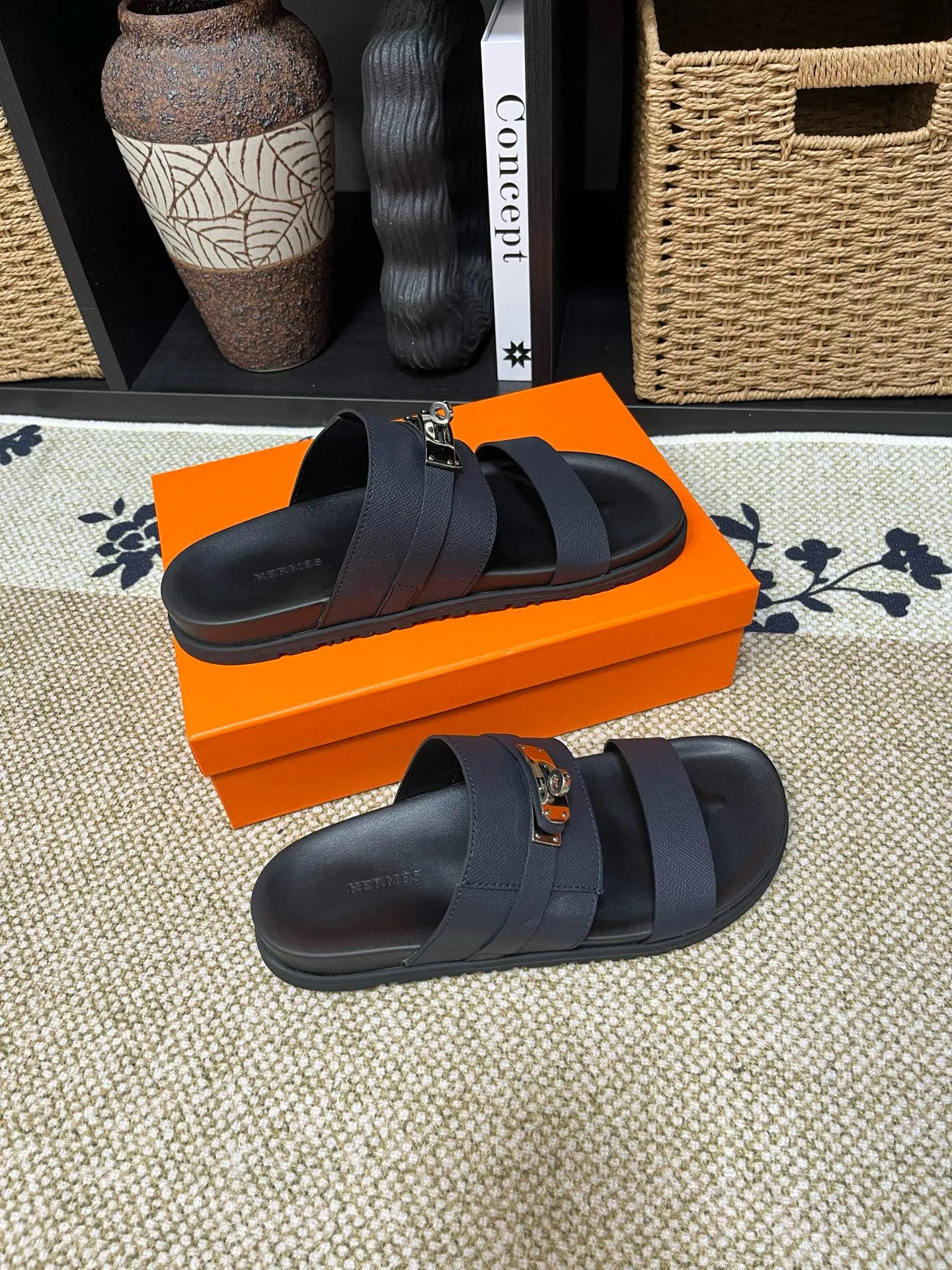 P300 Long-term stock Hermes men’s Kazimir slippers for couples - top quality woven calfskin functional sandals with intertwined uppers inspired by the “H” iconic pattern to create a casual look, perfect for summer. Imported cowhide + cowhide lining + TUP outsole Size: 35-46